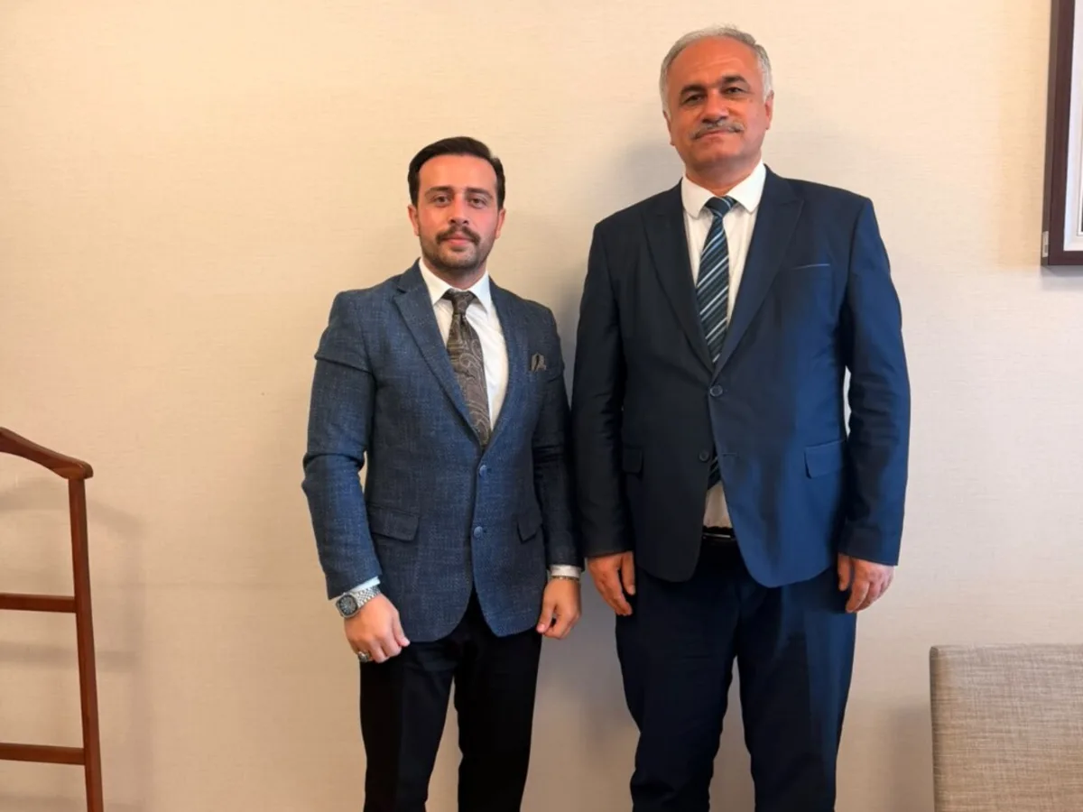 SAYLOD Yönetim Kurulu Başkanı Mesut Güler, Sağlık Yatırımları Genel Müdürlüğü Daire Başkanı Mustafa Sakarya ile makamında.