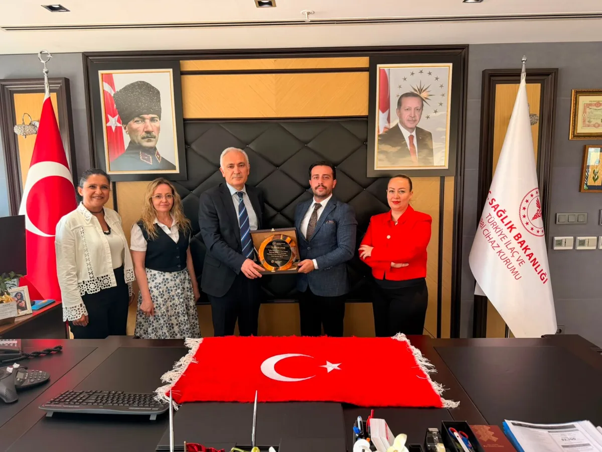 SAYLOD heyeti, Türkiye İlaç ve Tıbbi Cihaz Kurumu Başkanı Hüseyin Çelik'e plaket takdim ederken.